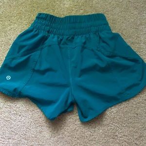 size 2 lululemon 2.5 in shorts